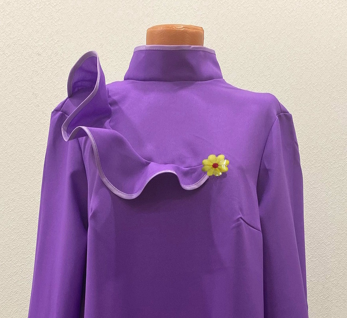 Платье фиолетовое с воланом и желтым цветком