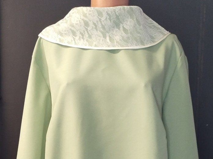 Платье зелёное с гипюровым воротником 
