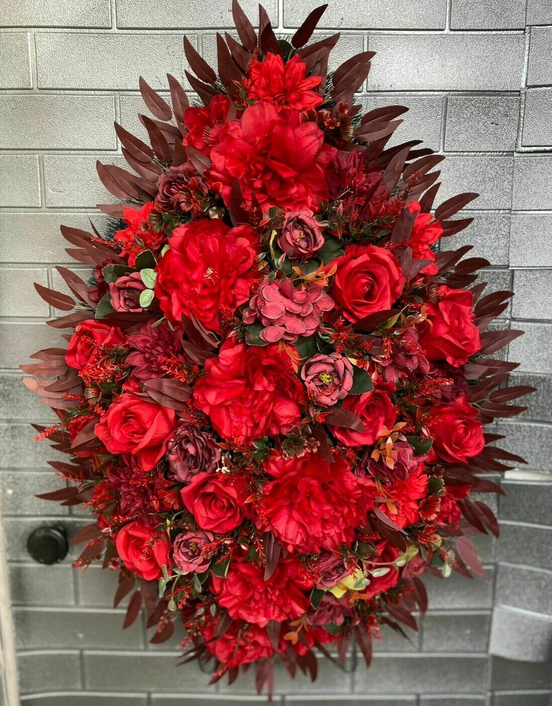 венок с гвоздиками