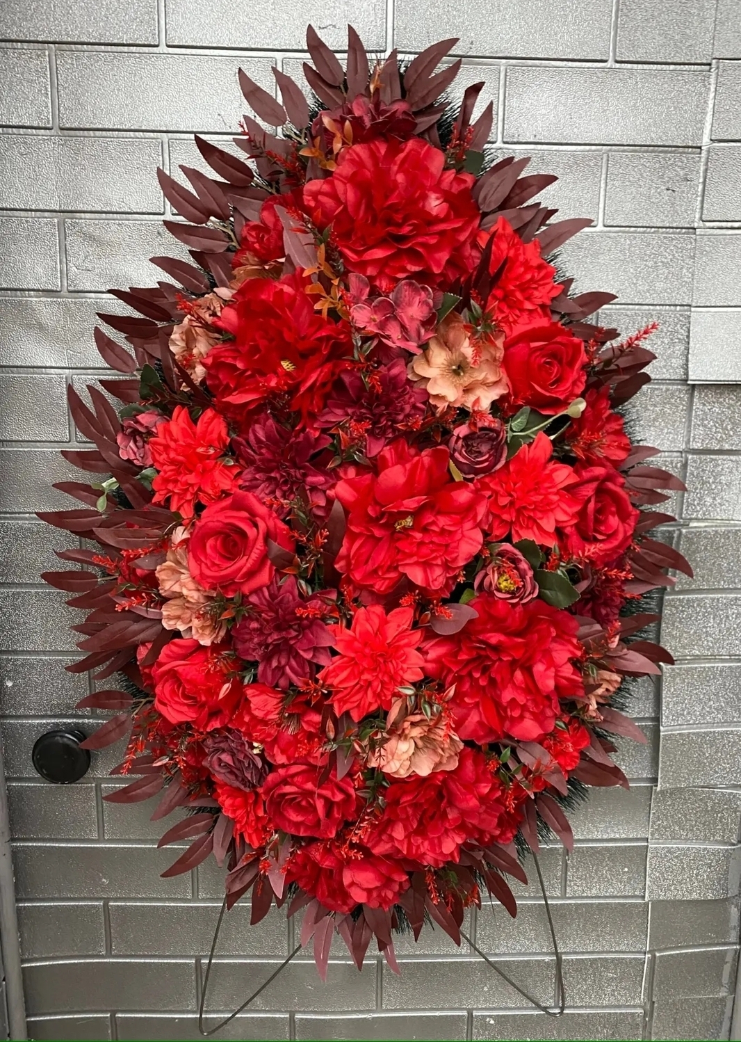 венок с белыми розами