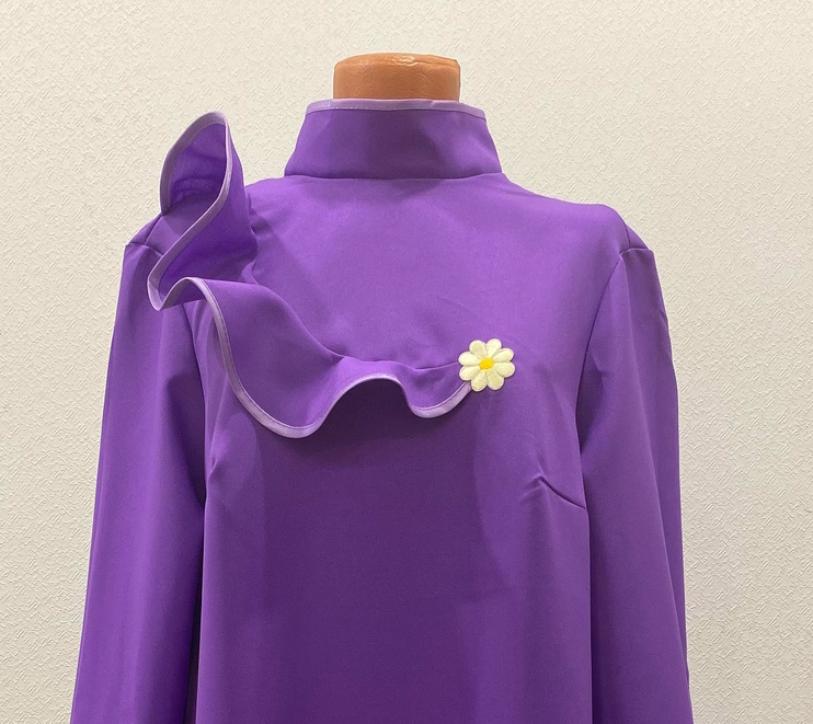Платье фиолетовое с воланом и цветком