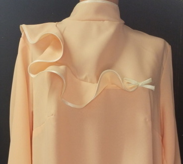 Платье персиковое с воланом