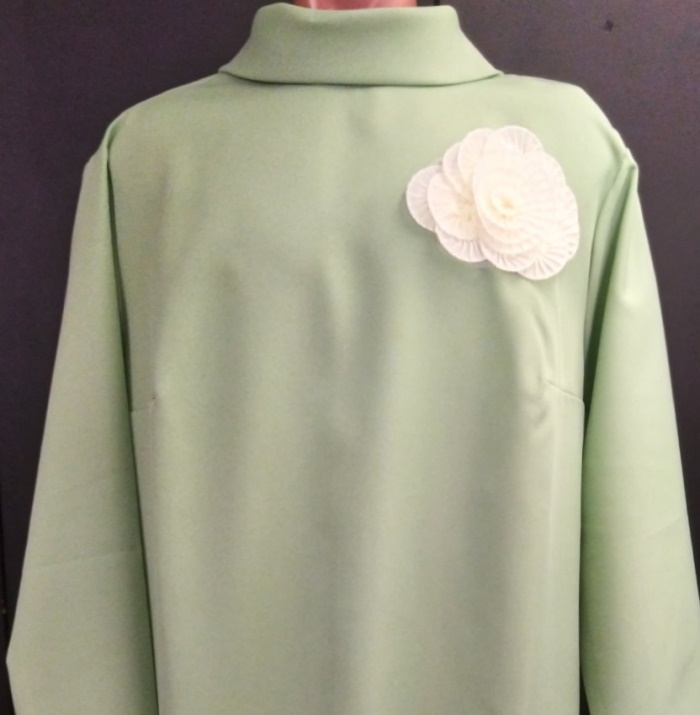 Платье зеленое похоронное с цветком